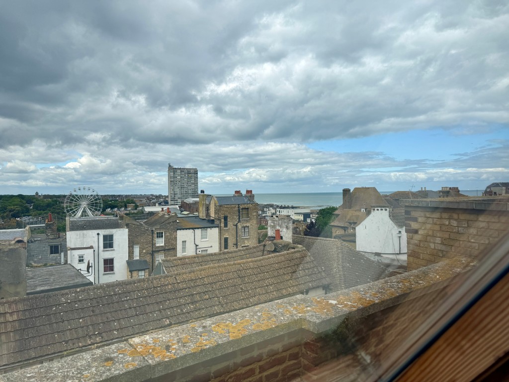 Lot: 45 - COMMERCIAL INVESTMENT WITH PLANNING FOR CONVERSION OF UPPER PARTS - Third Floor - Sea view